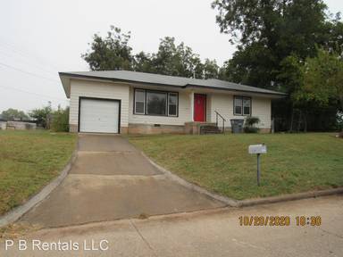 Main picture of 1120 NW Carroll Dr
