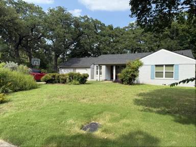 Main picture of 1401 S Oak St