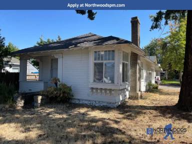 Main picture of 204 Crater Lake Ave