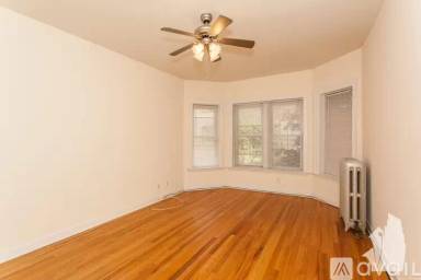 Main picture of 3910-28 N Pine Grove Ave