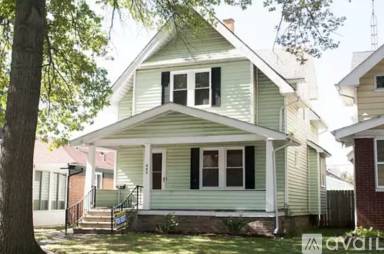 Main picture of 860 Geneva Ave