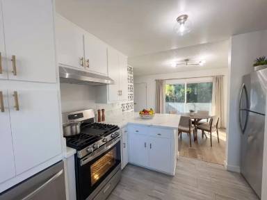 Main picture of 445 E Magnolia Blvd