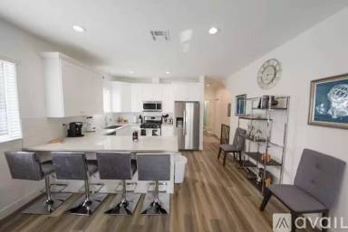 Main picture of 4827 Riverton Ave