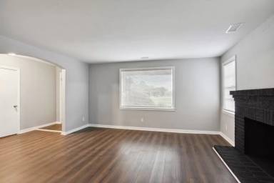Main picture of 1104 W Victory Dr