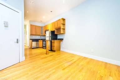 Main picture of 215 Maujer St