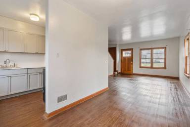 Main picture of 719 W 11th St