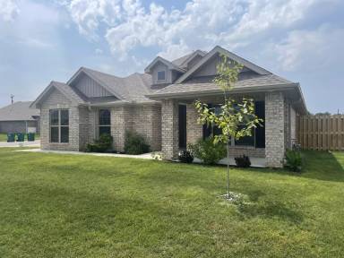 Main picture of 900 Winesap Dr