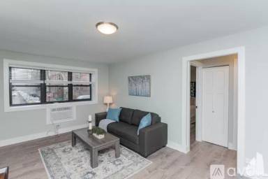 Main picture of 530 W Surf St