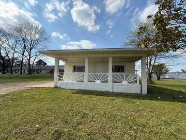 Main picture of 2869 S Green St