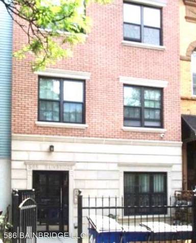 Main picture of 586 Bainbridge St
