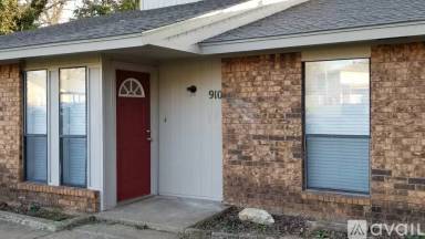 Main picture of 910 Acacia Cir