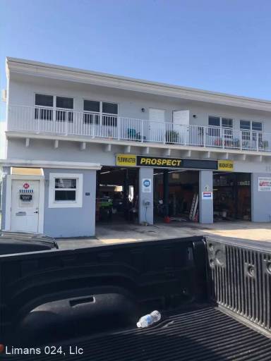 Main picture of 250 NE 44th St