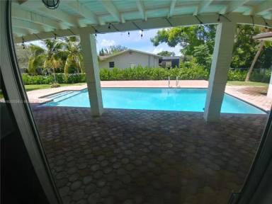 Main picture of 12420 SW 105th Ave