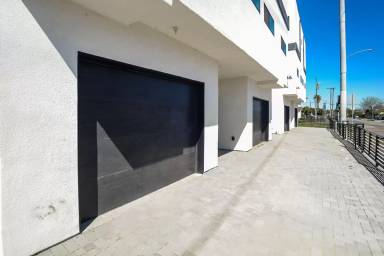 Main picture of 4900 Lennox Blvd