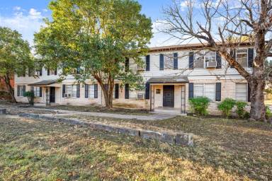 Main picture of 301 E 33rd St