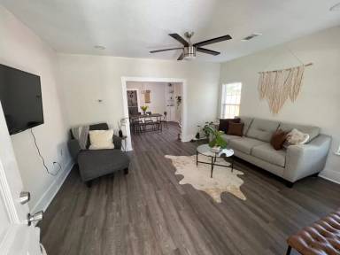 Main picture of 615 Parkview Ave