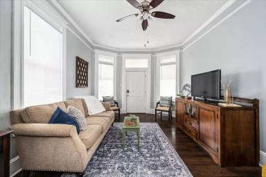 Main picture of 1081 College St