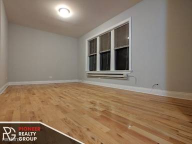 Main picture of 3933 N Janssen Ave