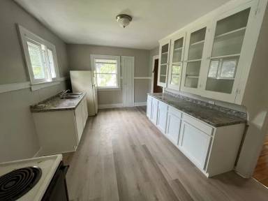 Main picture of 284 Parsells Ave