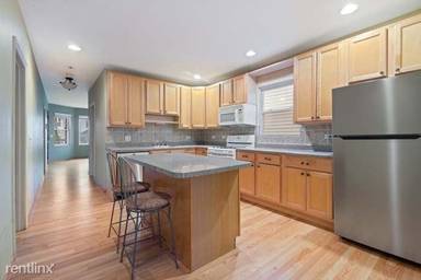 Main picture of 2928 N Hamlin Ave