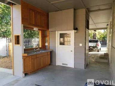 Main picture of 880 W Perkins St