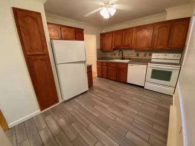 Main picture of 957 E Oak St
