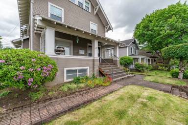 Main picture of 2221 Broadway St