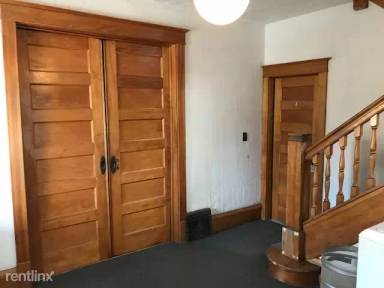 Main picture of 905 E Burlington St