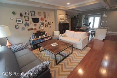 Main picture of 175 V St NE