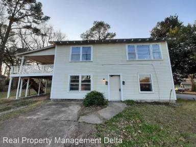 Main picture of 609 N Oak St