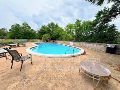 Main picture of 105 Country Club Dr