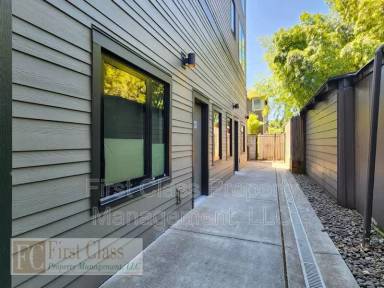 Main picture of 3334 SE Belmont St