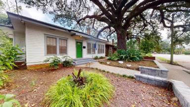 Main picture of 3918 Herschel St