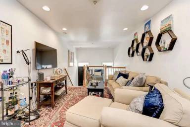 Main picture of 1019 S Streeper St