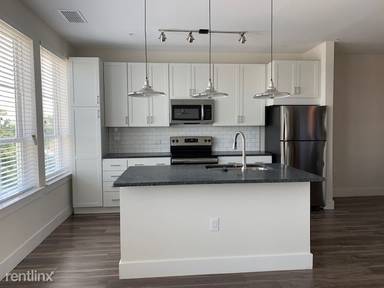Main picture of 731 Main Ln