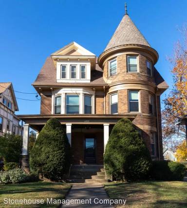 Main picture of 440 W 10th St
