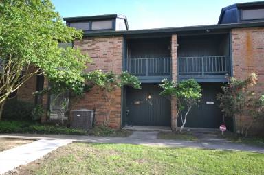 Main picture of 2342 Lake St