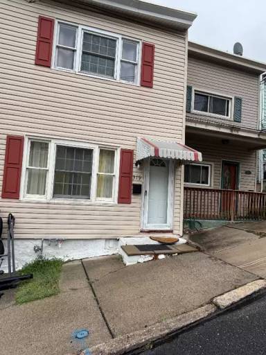 Main picture of 319 N George St