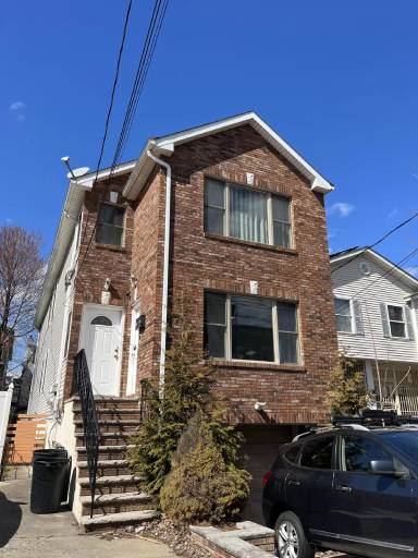 Main picture of 241 Pine St
