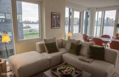 Main picture of Hunter's Point South Commons