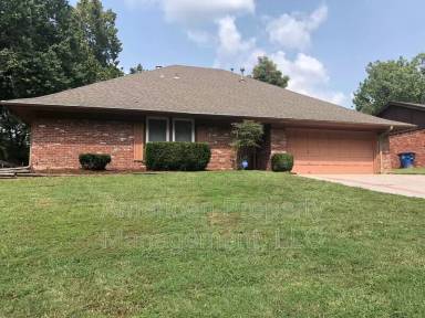 Main picture of 2911 E 78th St