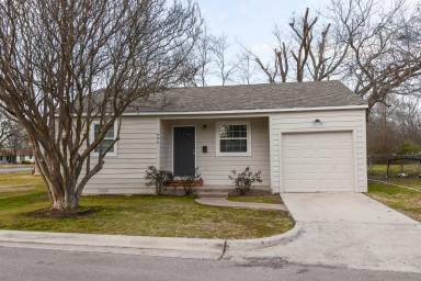Main picture of 496 Loraine Cir