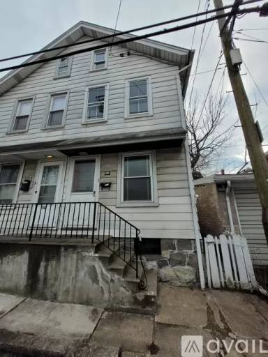 Main picture of 323 W Raspberry St