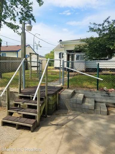 Main picture of 1750 Logan Ave