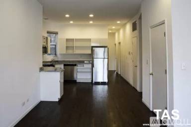 Main picture of 3328 N Clark St