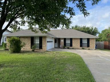 Main picture of 109 E Willow Ln