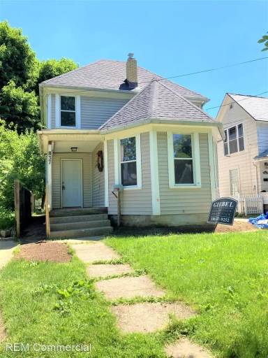 Main picture of 837 Yale St