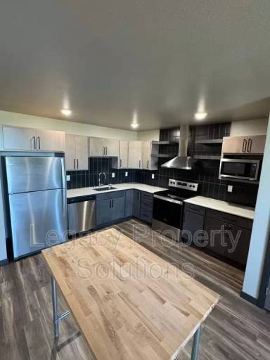 Main picture of 220 E Greenfield Ln