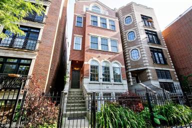 Main picture of 909 W Roscoe St