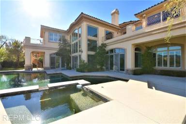 Main picture of 2 Bloomfield Hills Dr